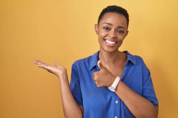 Afrikaans Amerikaanse Vrouw Staande Gele Achtergrond Tonen Palm Hand Doen — Stockfoto