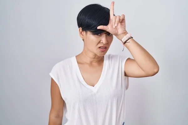 Joven Mujer Asiática Con Pelo Corto Pie Sobre Fondo Aislado — Foto de Stock
