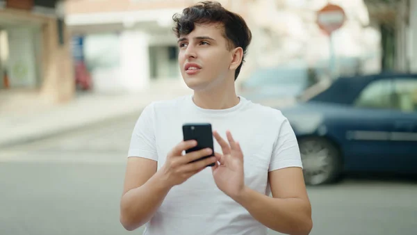 Hombre Binario Usando Smartphone Con Expresión Relajada Calle —  Fotos de Stock