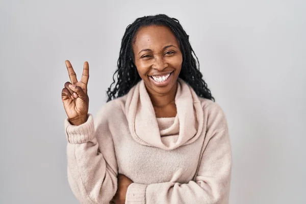 Afrikansk Kvinna Står Över Vit Bakgrund Leende Med Glada Ansikte — Stockfoto