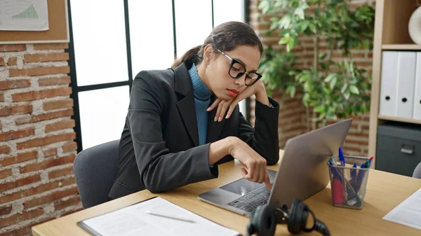 Junge Schöne Hispanische Geschäftsfrau Benutzt Laptop Mit Langweiligem Ausdruck Büro — Stockfoto