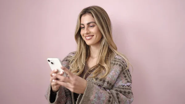 Young Blonde Woman Smiling Confident Using Smartphone Isolated Pink Background —  Fotos de Stock