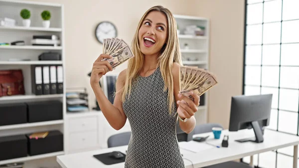 Mujer Joven Rubia Mujer Negocios Contando Dólares Oficina — Foto de Stock