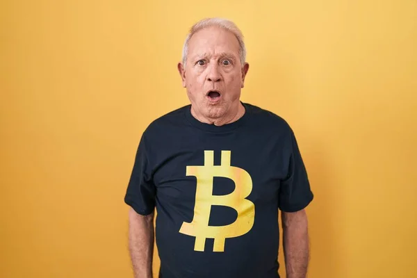 Homem Sênior Com Cabelos Grisalhos Vestindo Camiseta Bitcoin Rosto Choque — Fotografia de Stock