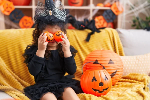 Urocza Latynoska Dziewczyna Mając Halloween Party Trzymając Małe Kosze Dyni — Zdjęcie stockowe