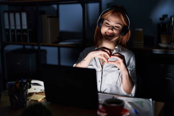 Young Caucasian Woman Working Office Night Smiling Love Doing Heart — Stock Photo, Image