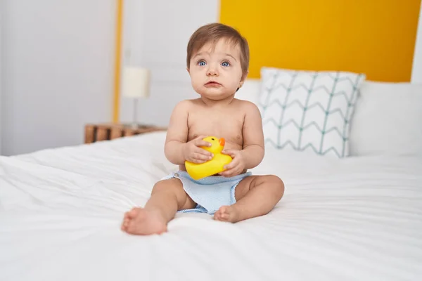 Adorable Caucasian Baby Sitting Bed Playing Duck Toy Bedroom — Stock Photo, Image