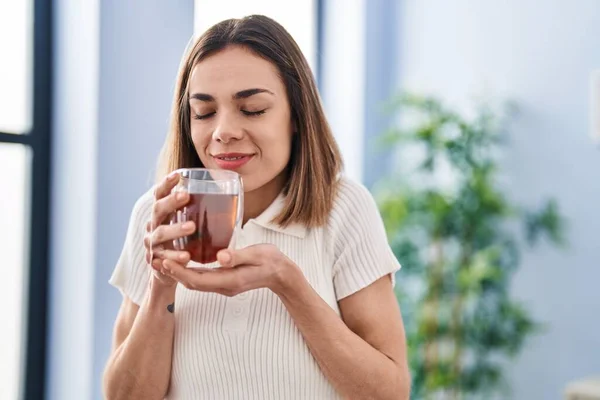 Young Beautiful Hispanic Woman Smiling Confident Smelling Tea Home — Photo