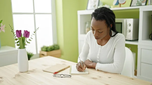 Donna Afroamericana Che Scrive Sul Taccuino Seduta Sul Tavolo Casa — Foto Stock