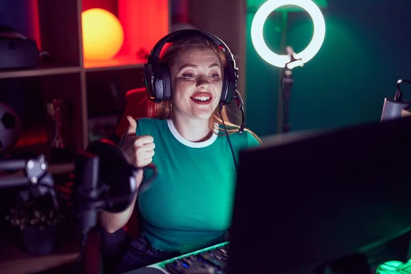 Video Oyunları Oynayan Kızıl Saçlı Kadın Mutlu Pozitif Gülümsüyor Başparmağıyla — Stok fotoğraf