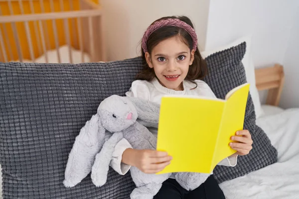 Sevimli Spanyol Kız Yatak Odasında Kitap Okuyor — Stok fotoğraf
