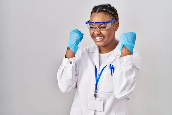 Africká Američanka Copánky Sobě Vědec Roucho Velmi Šťastný Vzrušený Dělá — Stock fotografie
