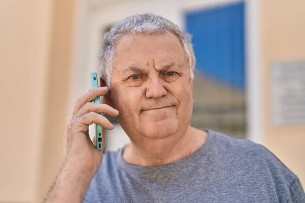 Středního Věku Šedovlasý Muž Mluví Smartphonu Uvolněným Výrazem Ulici — Stock fotografie
