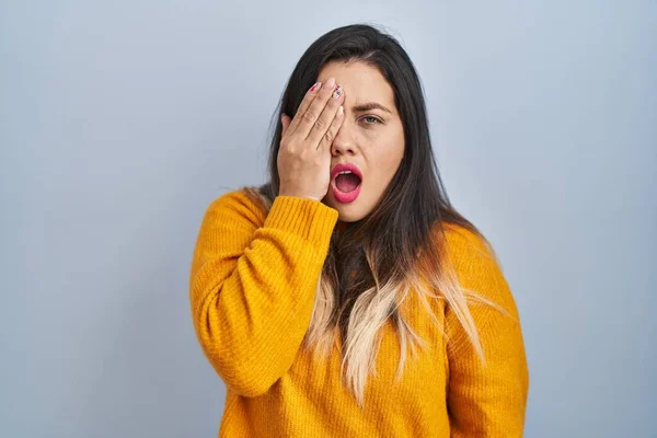 Young Hispanic Woman Standing Isolated Background Yawning Tired Covering Half — Stock Fotó