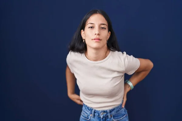 Jonge Latijns Amerikaanse Vrouw Die Blauwe Achtergrond Lijden Van Rugpijn — Stockfoto