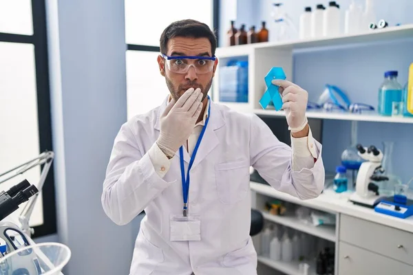 Homem Hispânico Jovem Com Barba Trabalhando Laboratório Cientista Segurando Fita — Fotografia de Stock