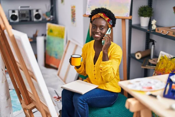 Young African American Woman Artist Talking Smartphone Drinking Coffee Art — Zdjęcie stockowe