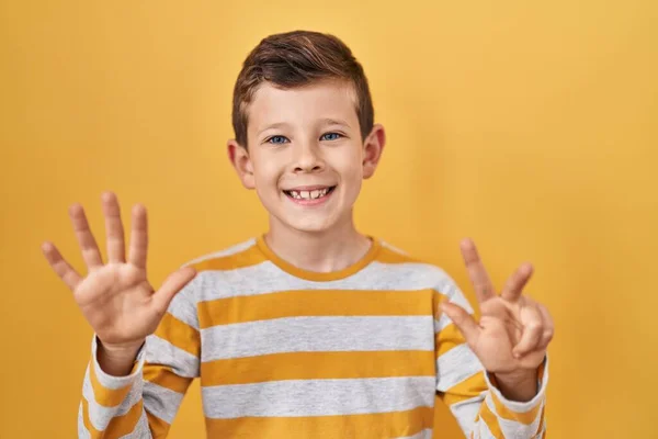 Sarı Arka Planda Dikilen Beyaz Çocuk Numaralı Parmaklarıyla Gülümseyerek Kendinden — Stok fotoğraf