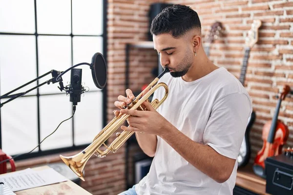 Jonge Arabische Man Muzikant Speelt Trompet Muziekstudio — Stockfoto