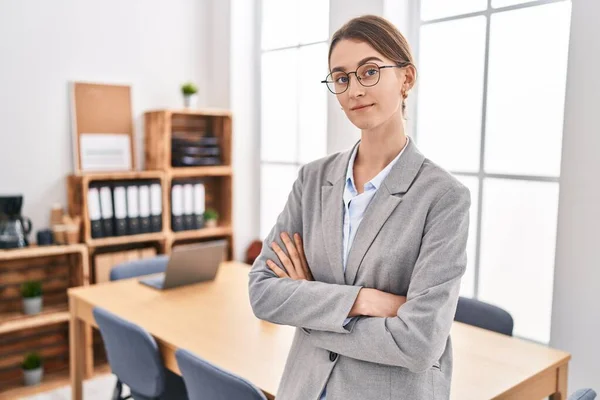 Young Caucasian Woman Business Worker Smiling Confident Standing Arms Crossed — Stock Photo, Image