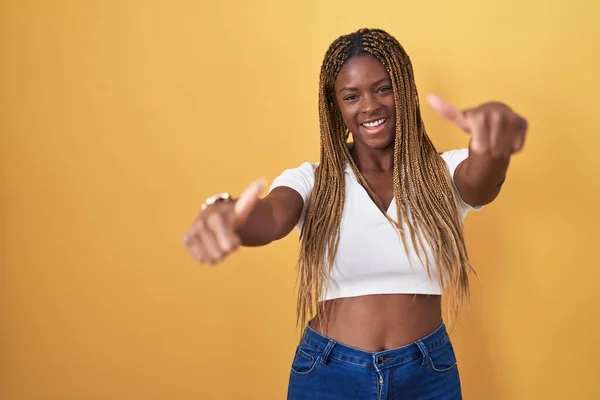 Африканская Американка Плетеными Волосами Стоящая Жёлтом Фоне Одобряя Позитивный Жест — стоковое фото