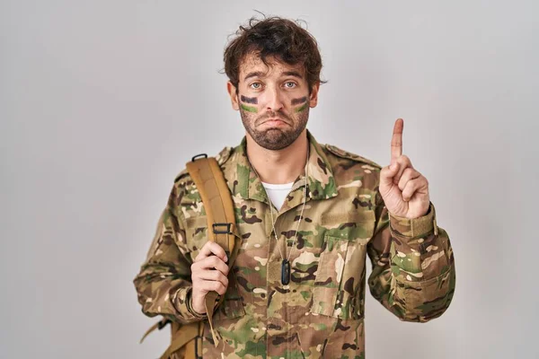 Jovem Hispânico Vestindo Uniforme Exército Camuflagem Apontando Para Cima Olhar — Fotografia de Stock