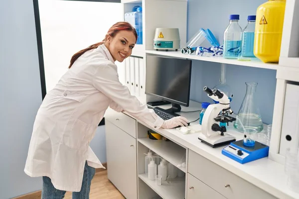 Genç Beyaz Kadın Bilim Adamı Laboratuvarda Bilgisayar Kullanıyor — Stok fotoğraf