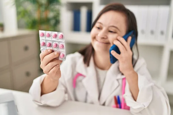 Syndrome Woman Wearing Doctor Uniform Talking Smartphone Holding Birth Control — Stock Photo, Image