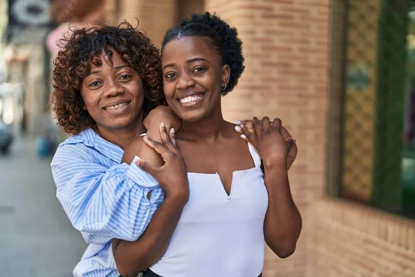 Afroamerikanerinnen Mutter Und Tochter Umarmen Sich Auf Der Straße — Stockfoto