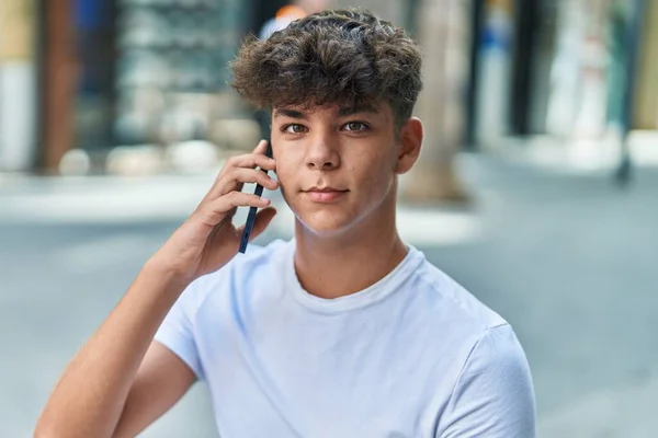 Νέοι Ισπανοί Έφηβοι Μιλούν Στο Smartphone Χαλαρή Έκφραση Στο Δρόμο — Φωτογραφία Αρχείου