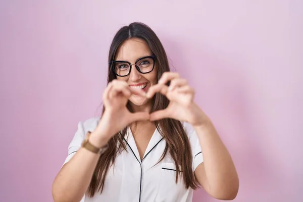 Jovem Morena Usando Óculos Sobre Fundo Rosa Sorrindo Amor Fazendo — Fotografia de Stock
