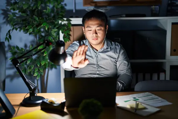 Junger Chinese Der Nachts Mit Einem Computer Laptop Arbeitet Hört — Stockfoto
