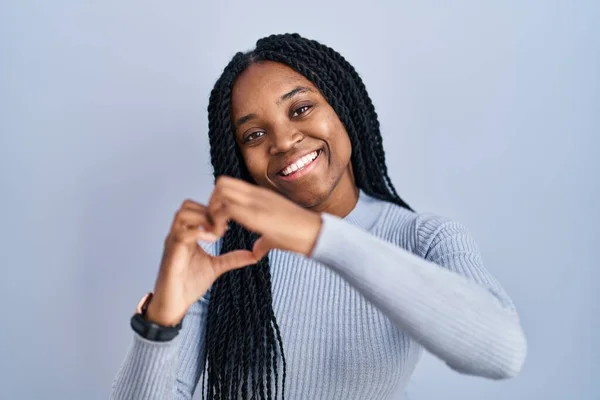 Femme Afro Américaine Debout Sur Fond Bleu Souriant Dans Amour — Photo