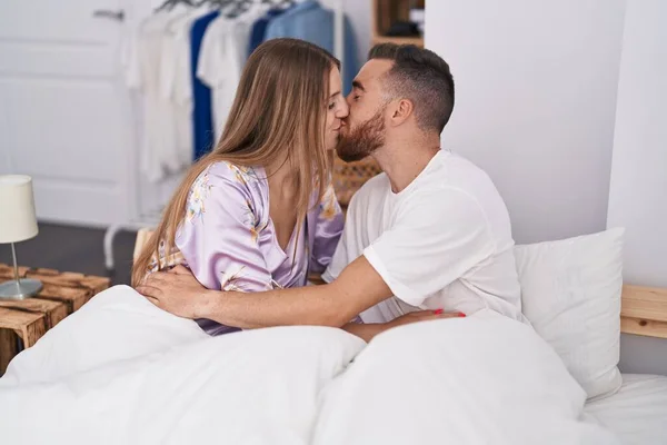 Man Woman Couple Sitting Bed Kissing Bedroom — Stock fotografie