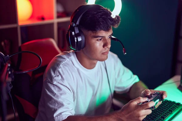 Young Hispanic Man Streamer Playing Video Game Using Joystick Gaming — Fotografia de Stock