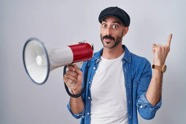 Spanischer Mann Mit Bart Brüllt Durch Megafon Und Lächelt Glücklich — Stockfoto