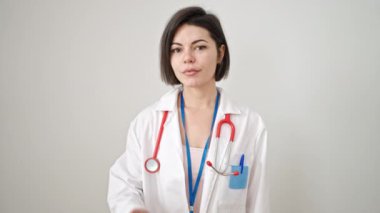 Kafkasyalı genç kadın doktor tecrit edilmiş beyaz arka plan üzerinde sessizlik istiyor.