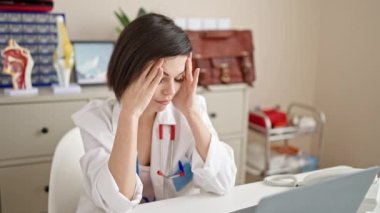 Genç beyaz kadın doktor klinikte çalıştığını vurguladı