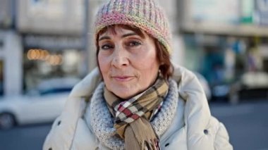 Ciddi bir ifadeyle sokakta parmaklarıyla hayır diyen olgun İspanyol bir kadın.