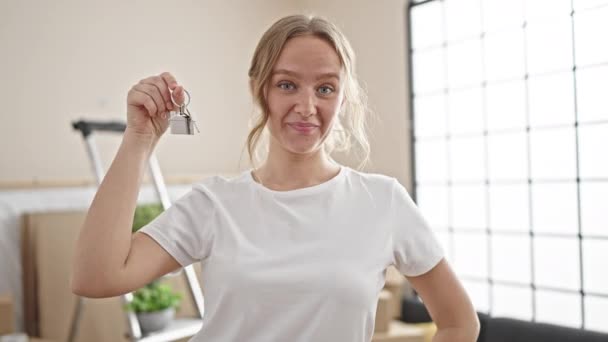 Jong Blond Vrouw Glimlachen Zelfverzekerd Wijzend Naar Nieuwe Huis Sleutels — Stockvideo