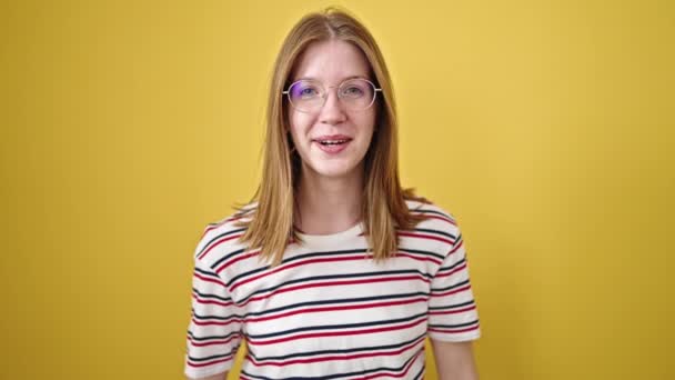 Sarışın Kendine Güvenen Genç Bir Kadın Izole Edilmiş Sarı Arka — Stok video