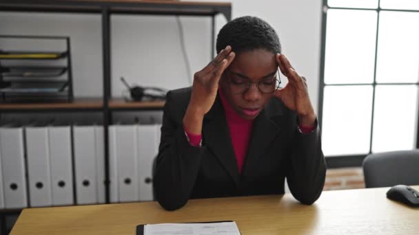 Trabajadora Negocios Afroamericana Estresada Sentada Mesa Oficina — Vídeos de Stock