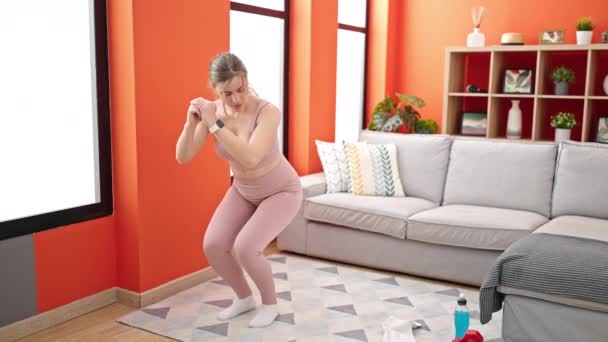 Jonge Blonde Vrouw Draagt Sportkleding Training Benen Oefening Thuis — Stockvideo