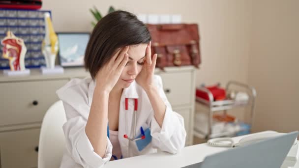 Mujer Joven Caucásica Médico Estresado Trabajando Clínica — Vídeos de Stock