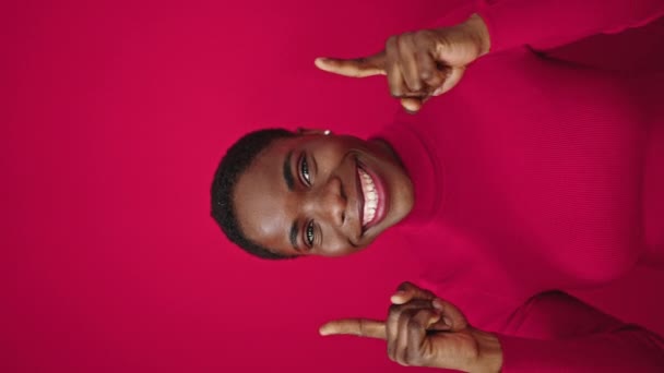 Африканская Американка Улыбается Уверенно Указывая Пальцами Изолированный Красный Фон — стоковое видео