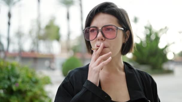 Joven Mujer Caucásica Usando Gafas Sol Fumando Calle — Vídeos de Stock