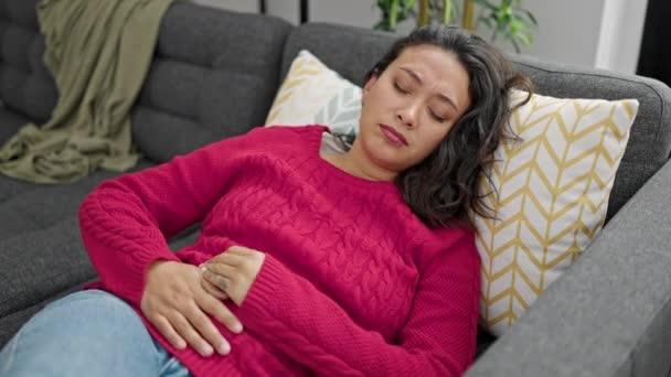 Young Beautiful Hispanic Woman Suffering Stomach Ache Lying Sofa Home — 비디오