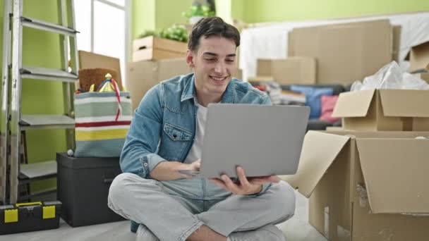 Jovem Hispânico Usando Laptop Sentado Chão Uma Nova Casa — Vídeo de Stock
