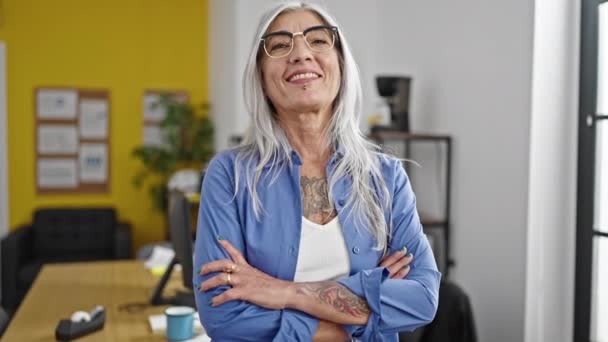 オフィスで自信を持って笑顔中年白髪の女性ビジネスワーカー — ストック動画