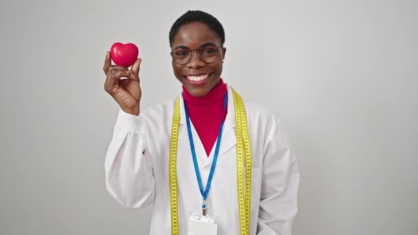 Mujer Dietista Afroamericana Haciendo Pulgar Hacia Arriba Sosteniendo Corazón Sobre — Vídeo de stock